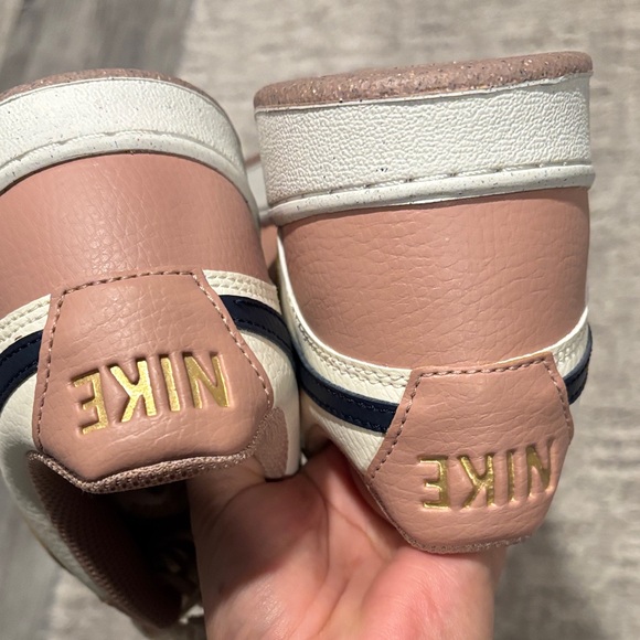 Nike Blush and Cream Sneakers with Navy Accent size 10.5 - Picture 8 of 9